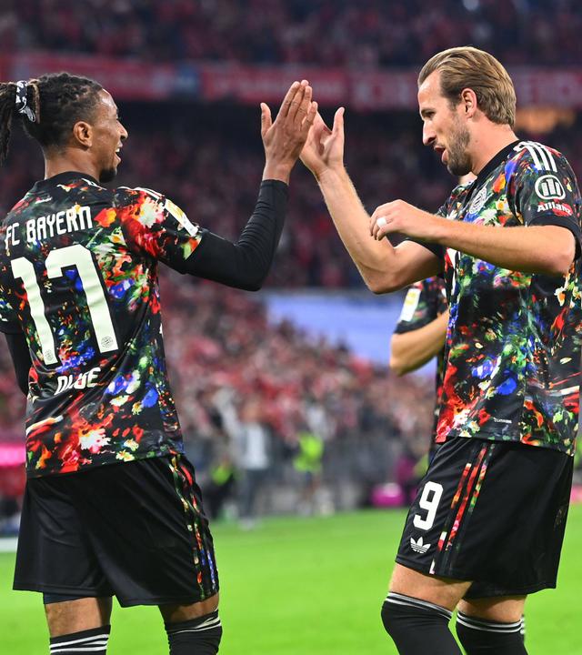 Michael Olise jubelt mit Harry Kane am 18.09.2026 in München.