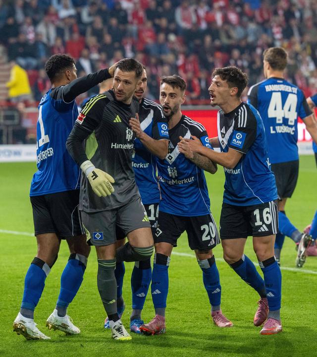 Hamburgs Torwart Daniel Heuer Fernandes wird gefeiert nach gehaltenem Elfmeter.
