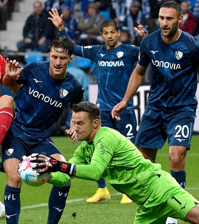 Kölns Timo Huebers, Tim Oermann vom VfL Bochum und Bochums Torwart Manuel Riemann kämpfen um den Ball am 18.09.2022 in Bochum.