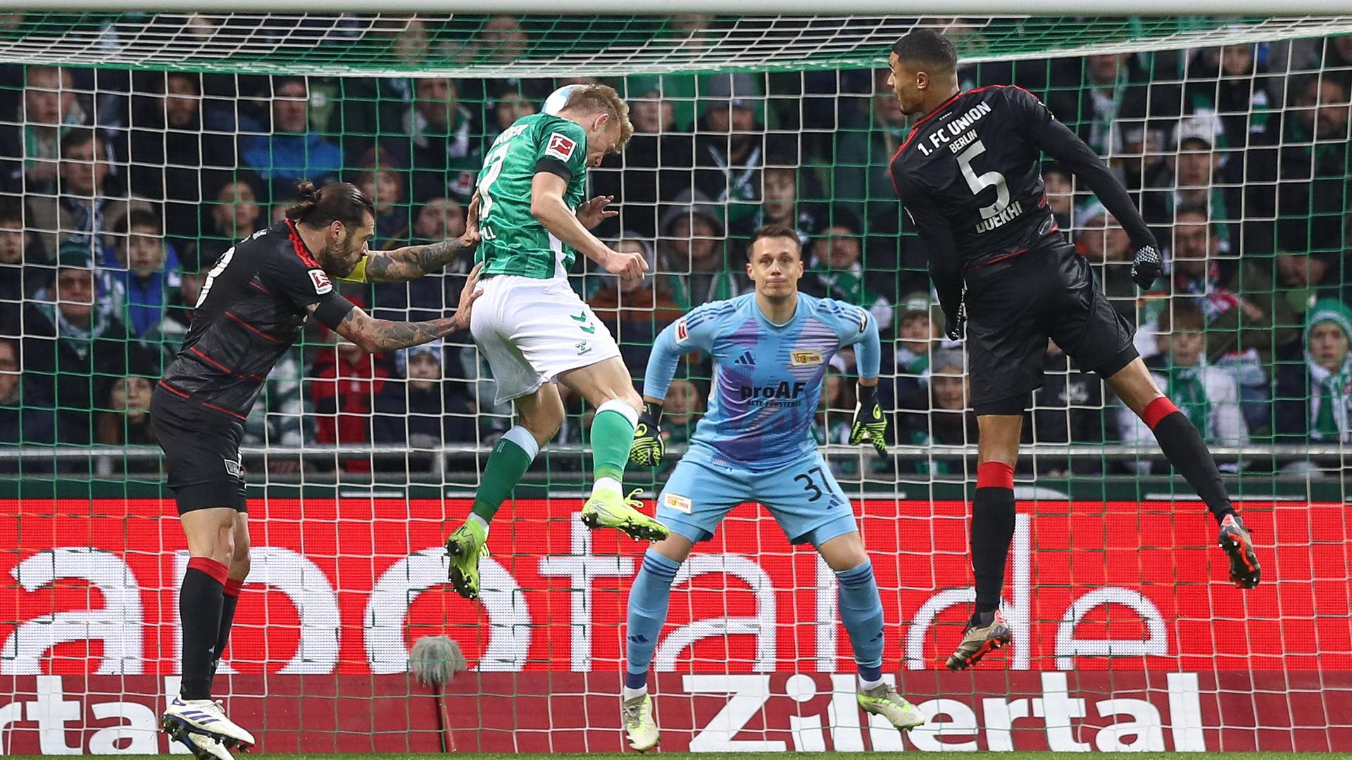 Bremens Marco Gruell köpft den Ball ins Tor von Union Berlin.