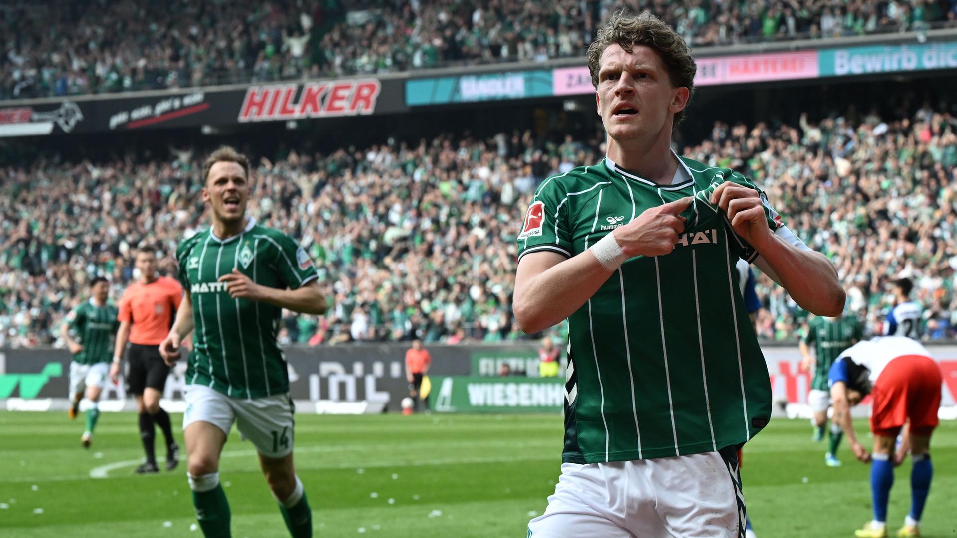 Jens Stage (Werder Bremen) jubelt über sein Tor zum 1:0 am 18.04.2026 in Bremen. 