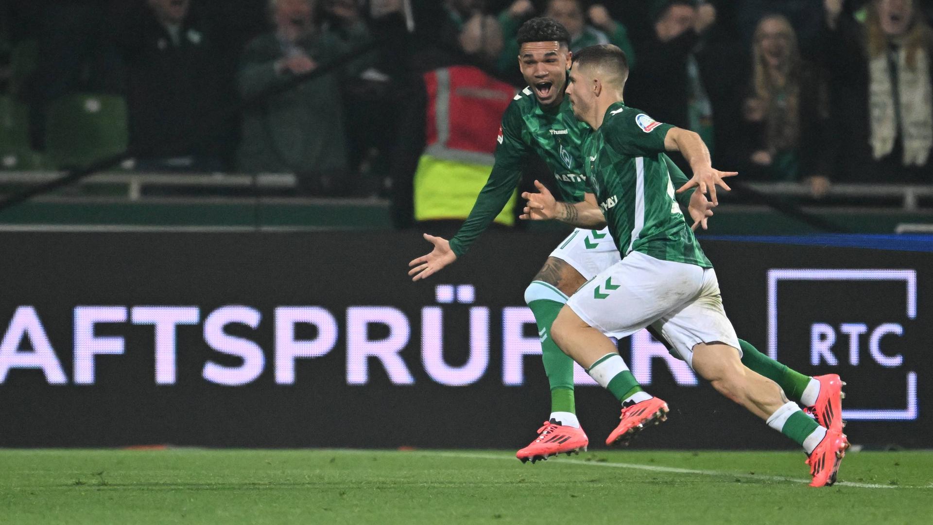 Torschütze Romano Schmid vom SV Werder Bremen jubelt über sein Tor zum 2:2 gegen Bayer 04 Leverkusen.