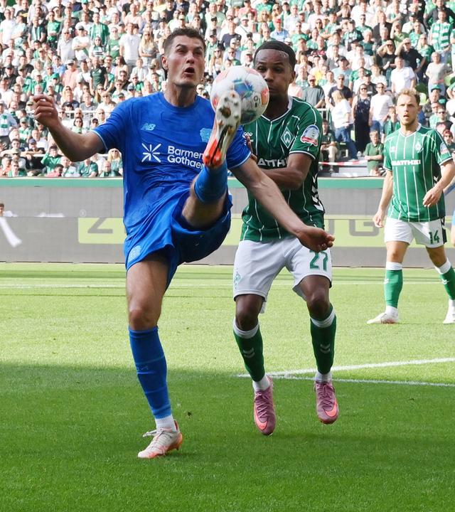 Leverkusens Patrik Schick in Aktion gegen Felix Agu von Werder Bremen.