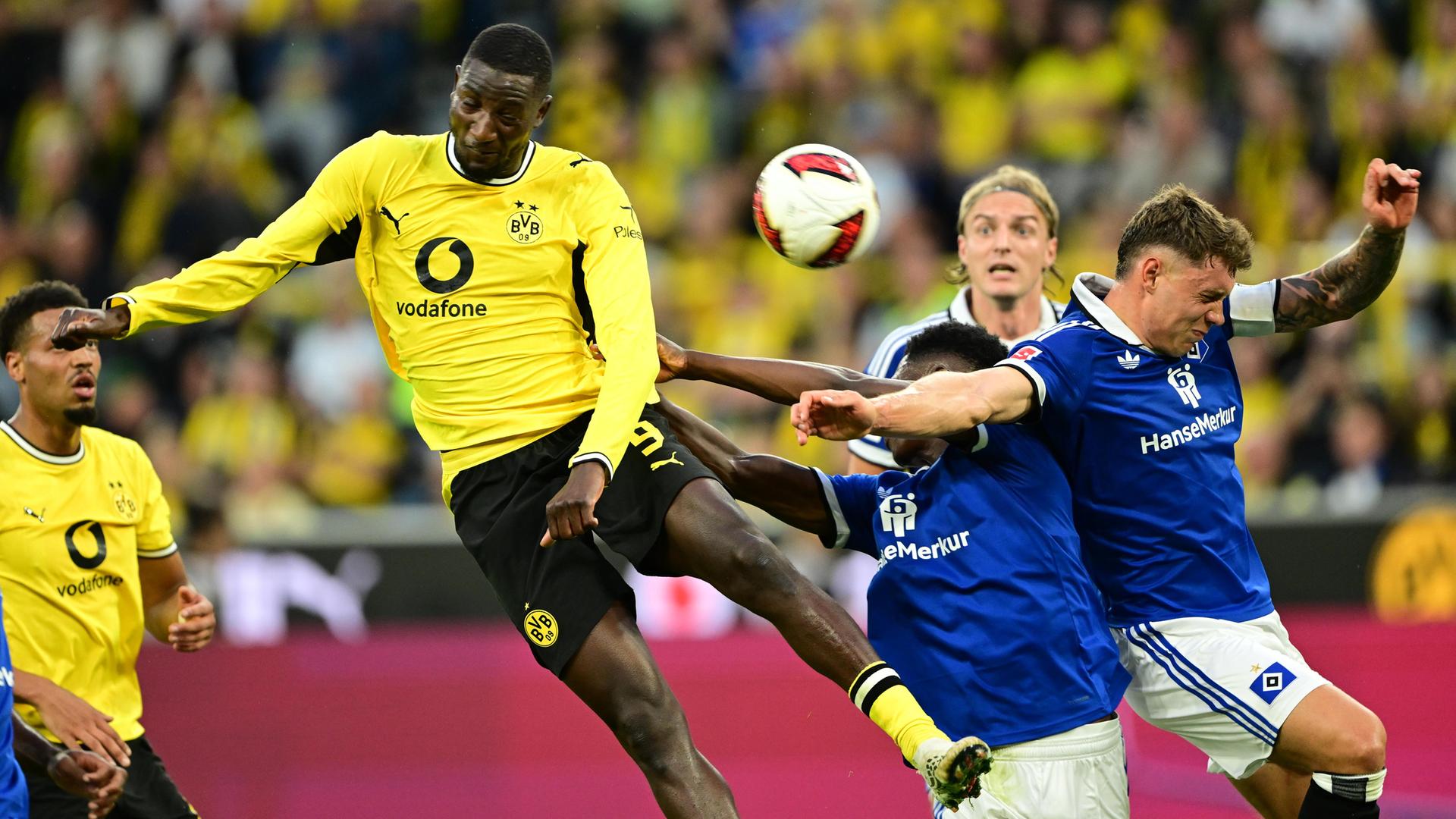 v.l. Serhou Guirassy, Albert Sambi Lokonga, Nicolai Remberg am 29.08.2026 in Dortmund.