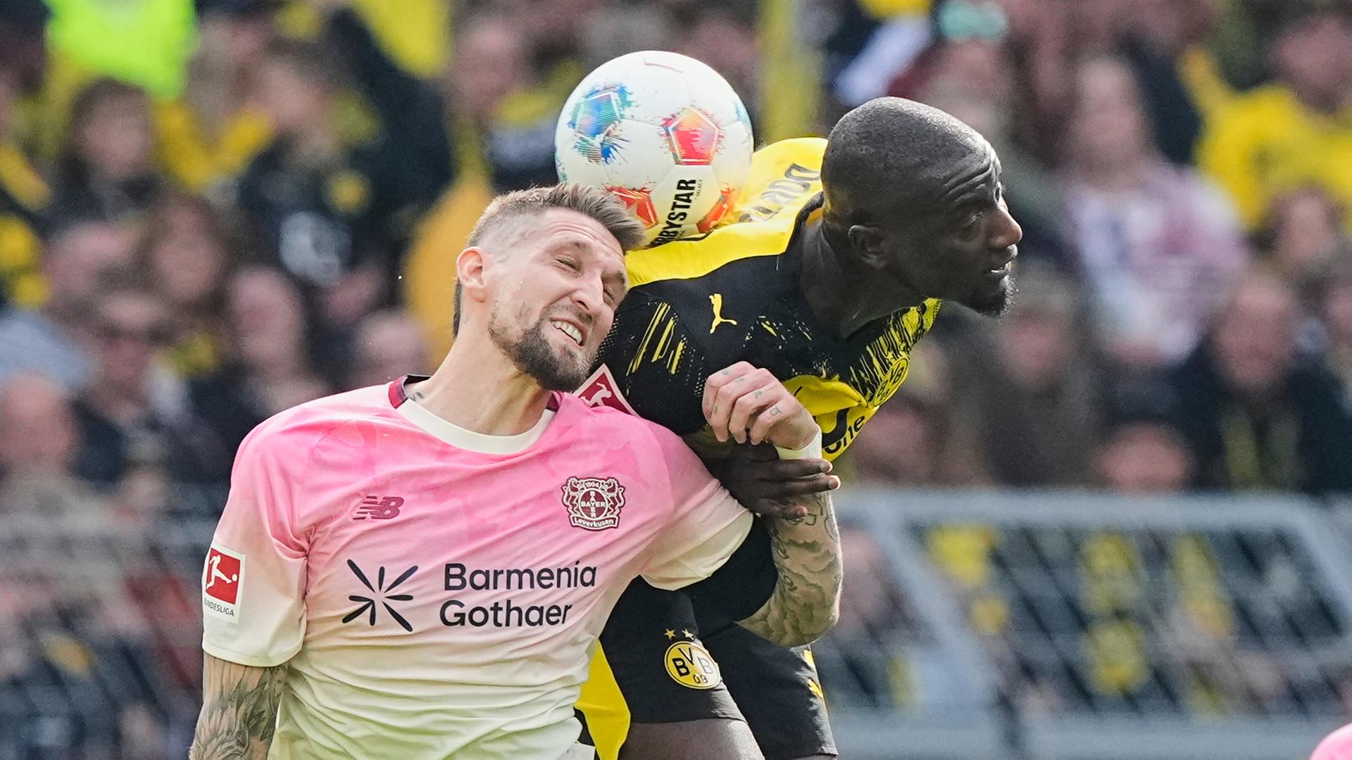Robert Andrich und Serhou Guirassy kämpfen um den Ball am Samstag, dem 11. April 2026, in Dortmund. 