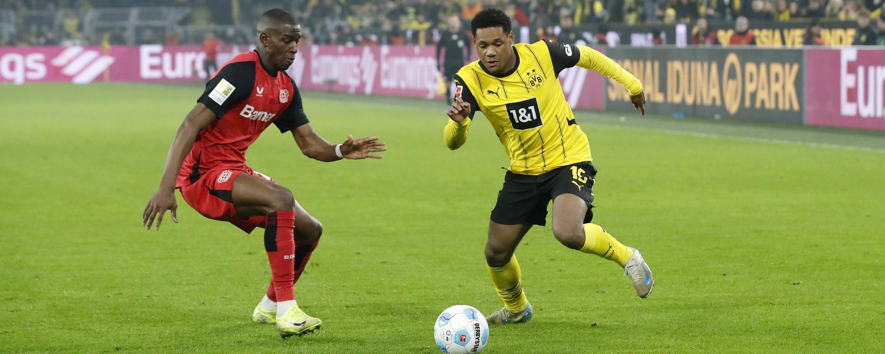 Leverkusens Nordi Mukiele und Dortmunds Julien Duranville kämpfen um den Ball.