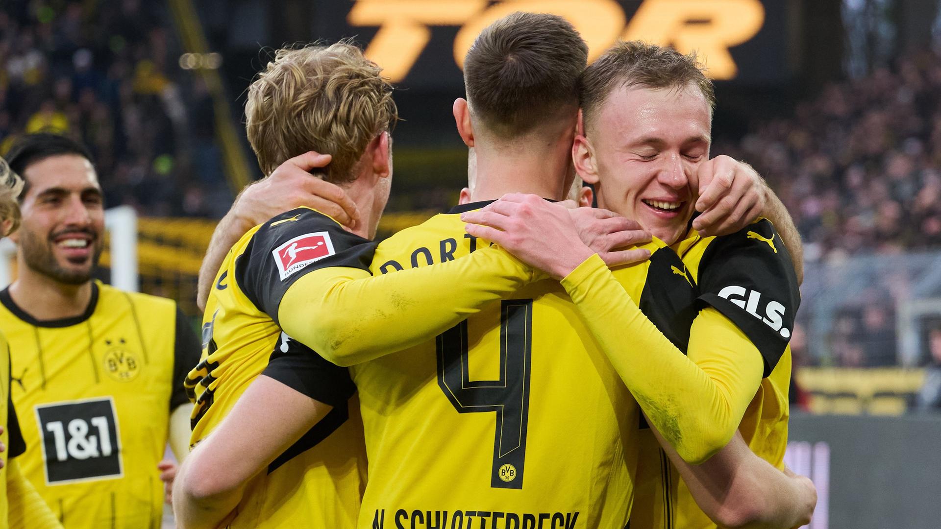  Dortmunds Maximilian Beier jubelt mit Julian Brandt und Nico Schlotterbeck über seine Tor zum 3:0.