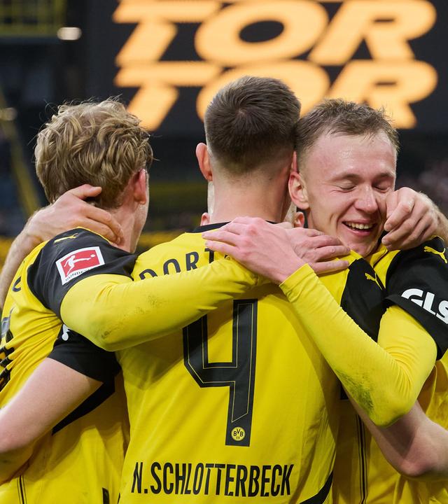  Dortmunds Maximilian Beier jubelt mit Julian Brandt und Nico Schlotterbeck über seine Tor zum 3:0.