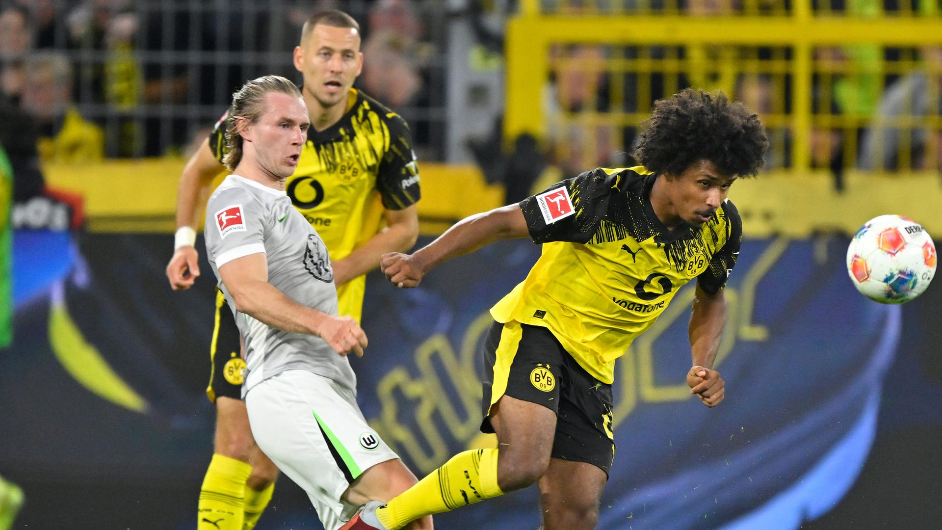 Dortmunds Karim Adeyemi ist vor Patrick Wimmer (Wolfsburg) am Ball