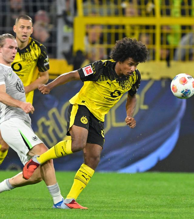 Dortmunds Karim Adeyemi ist vor Patrick Wimmer (Wolfsburg) am Ball