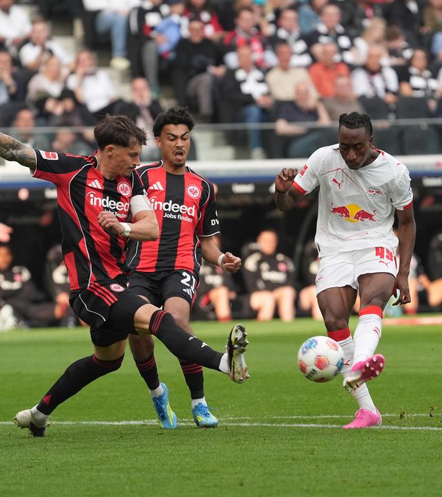 Yan Diomande (RB Leipzig) zieht ab am 18.04.2026 in Frankfurt am Main. 