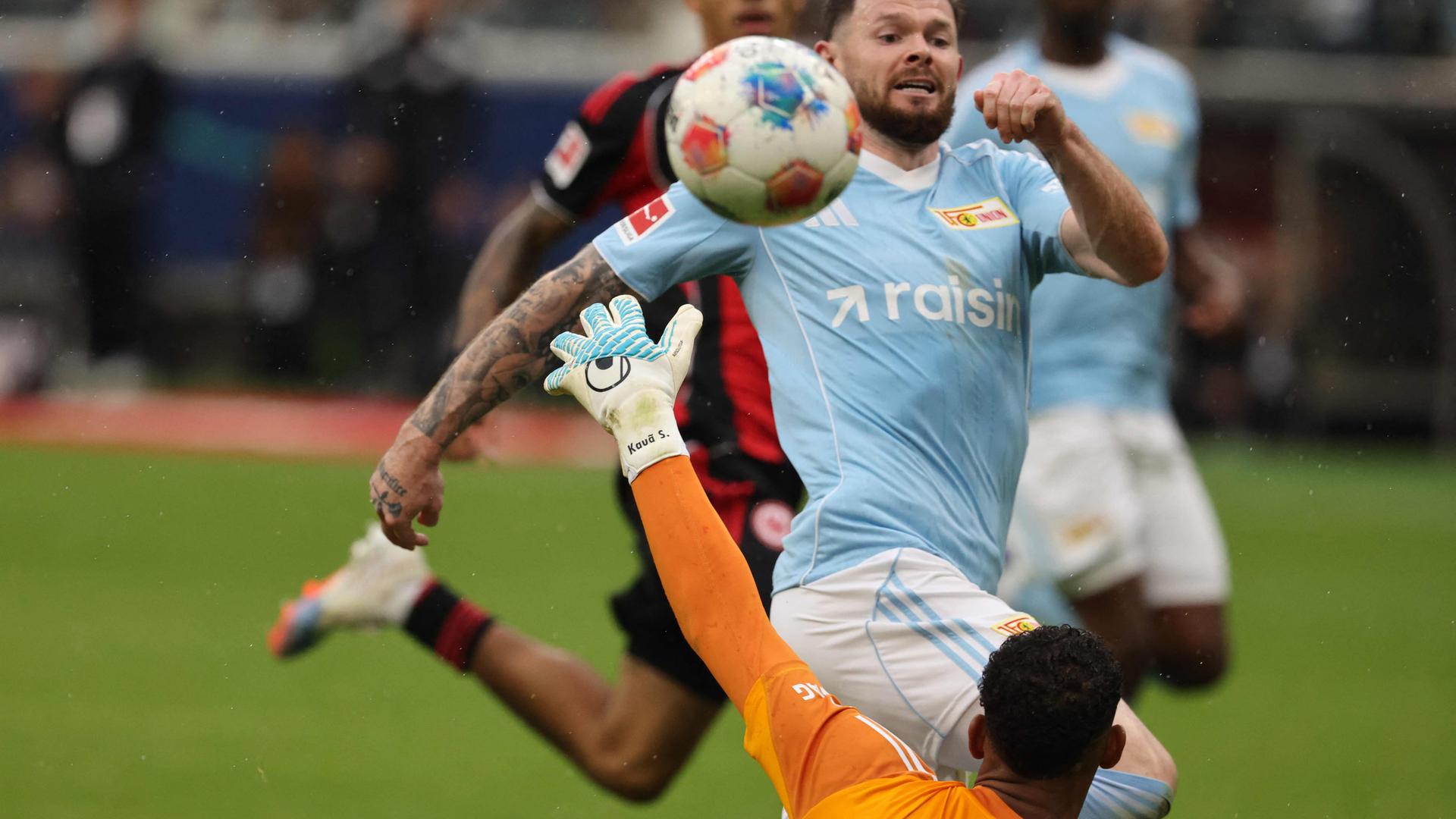 Oliver Burke von Union Berlin erzielt ein Tor gegen Eintracht Frankfurt.