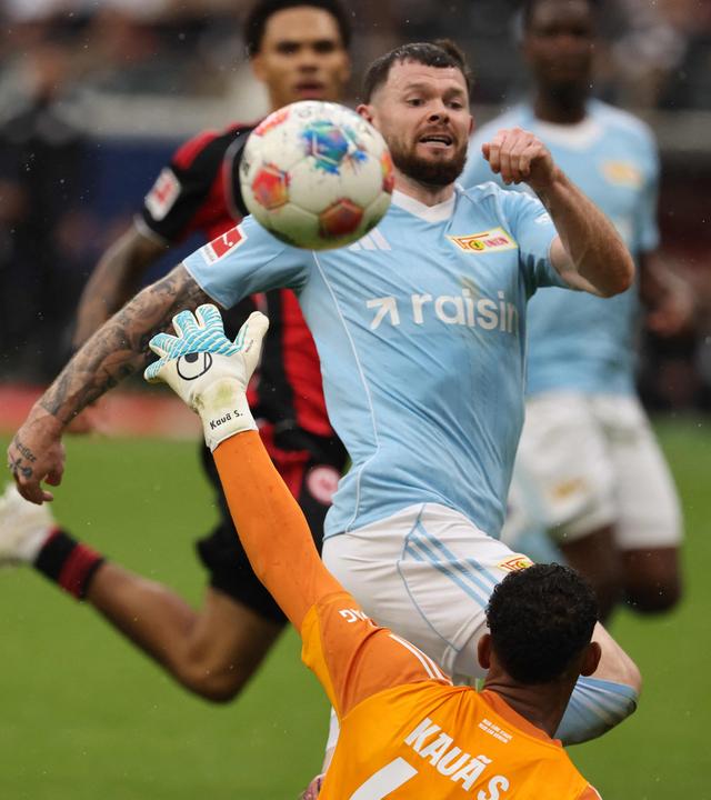 Oliver Burke von Union Berlin erzielt ein Tor gegen Eintracht Frankfurt.