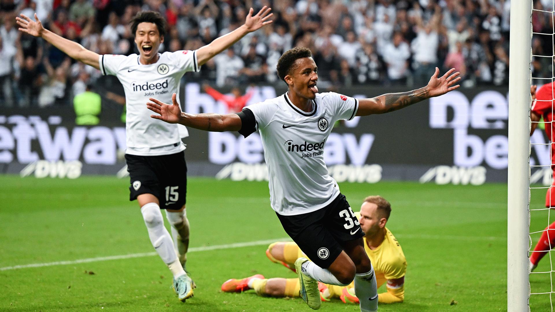 Frankfurts Torschütze Tuta (2.v.l.) und Daichi Kamada (l) jubeln nach dem Tor zum 3:0 gegen Leipzigs Torwart Peter Gulacsi und Josko Gvardiol (r) am 03.09.2022 in Frankfurt/Main.