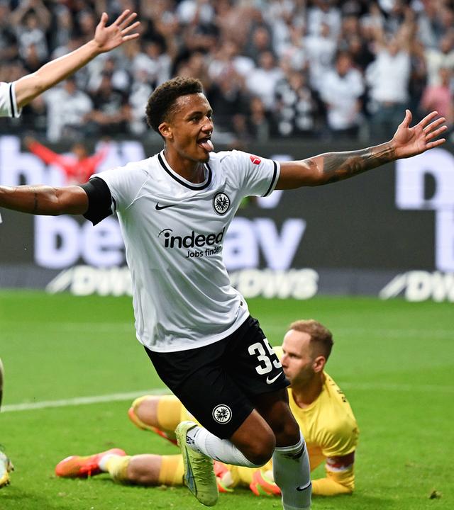 Frankfurts Torschütze Tuta (2.v.l.) und Daichi Kamada (l) jubeln nach dem Tor zum 3:0 gegen Leipzigs Torwart Peter Gulacsi und Josko Gvardiol (r) am 03.09.2022 in Frankfurt/Main.