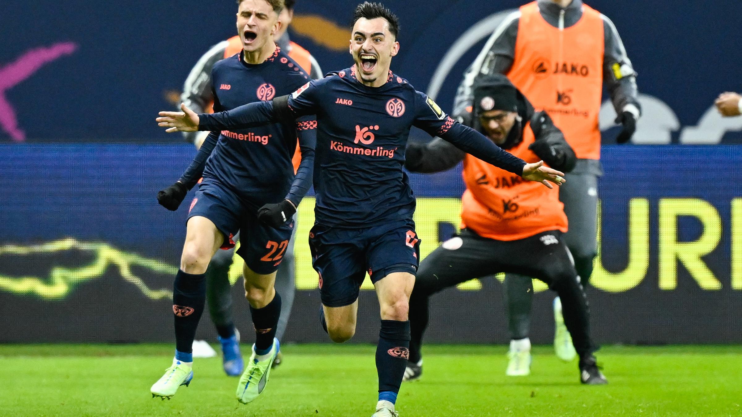 Torschütze Paul Nebel von Mainz 05 jubelt mit seinen Mannschaftskollegen über das Tor zum 3:0 gegen Eintracht Frankfurt.