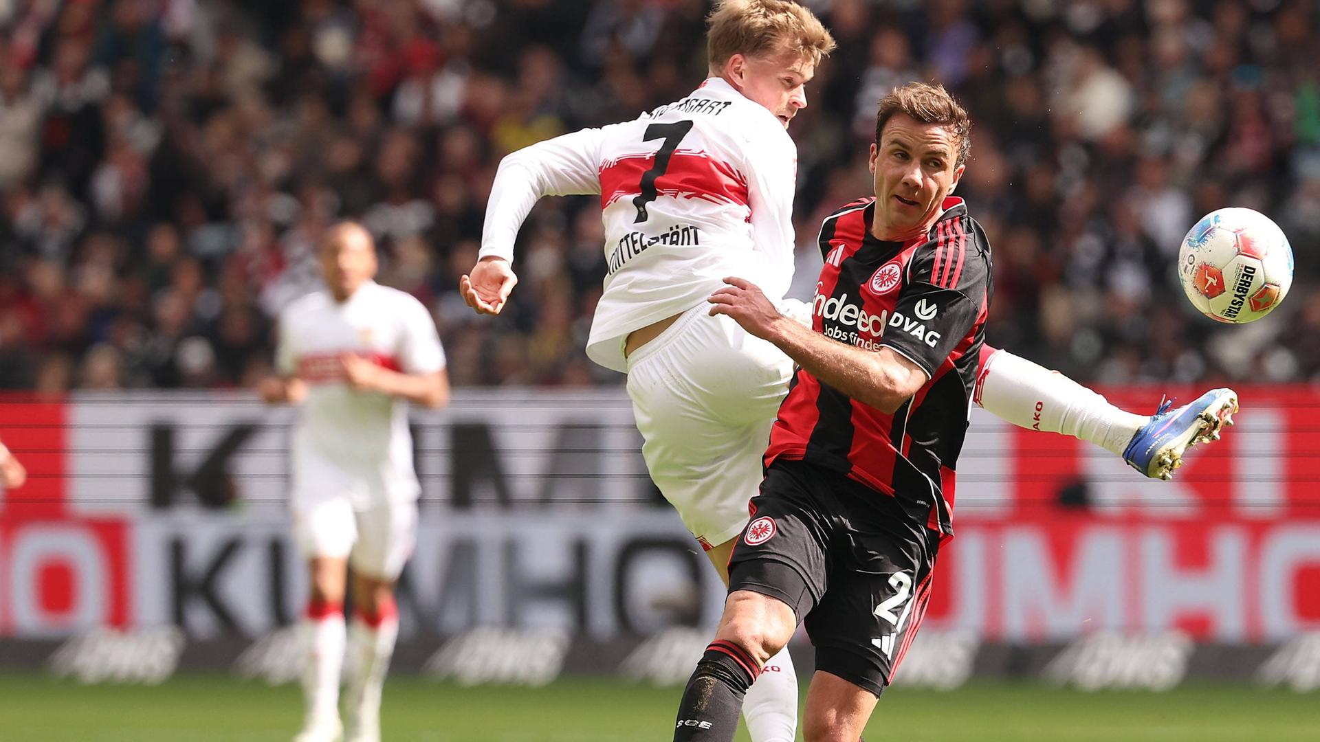 v.l., Maximilian Mittelstädt (VfB Stuttgart) und Mario Götze (Eintracht Frankfurt) am 16.05.2026 in Frankfurt im Kopfballduell.