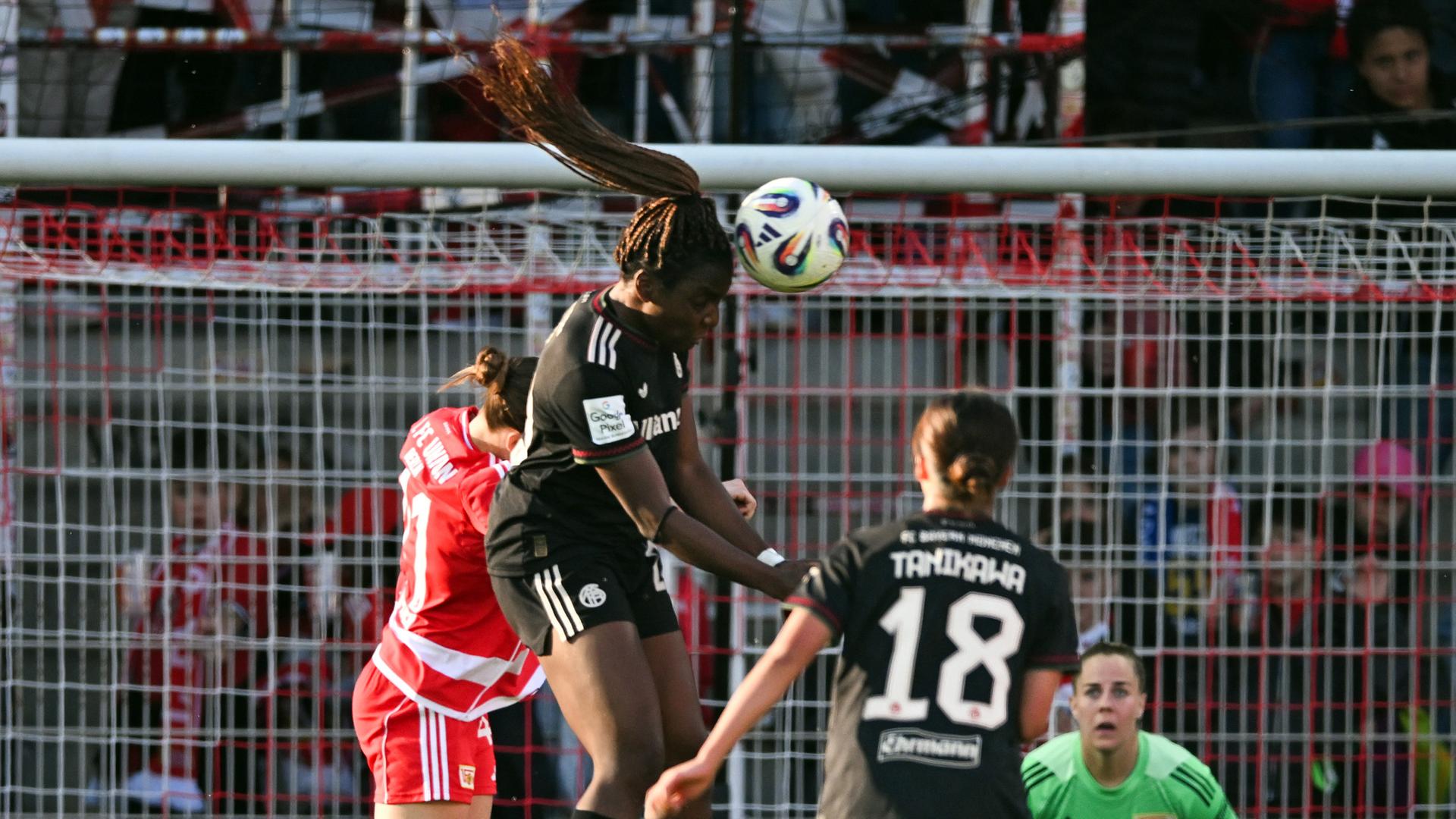 Beim Spiel 1. FC Union Berlin gegen Bayern München an der Alten Försterei liefert sich Edna Imade (FC Bayern) ein Kopfballduell mit Lia Kamber (Union Berlin), 22.04.2026.