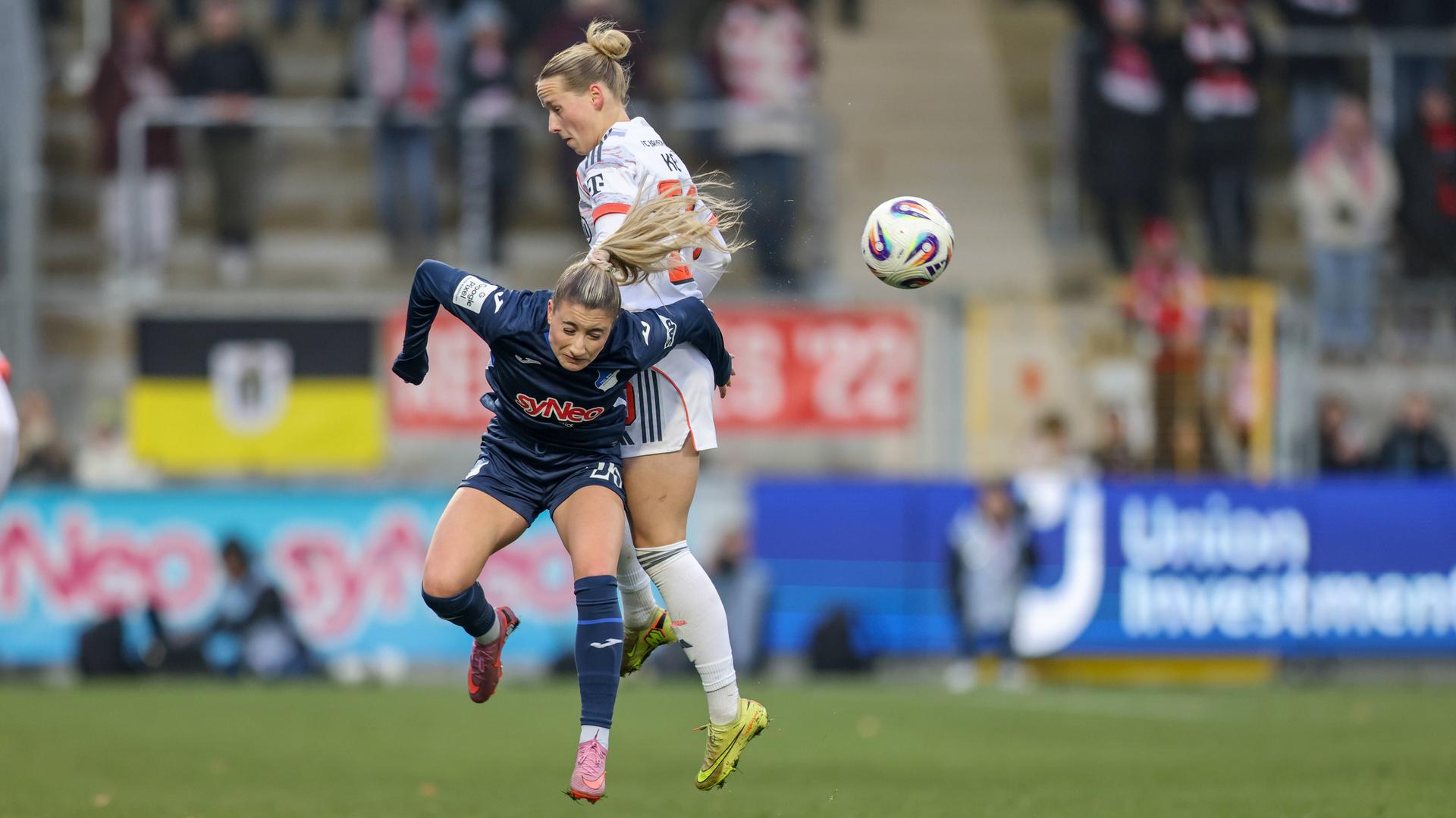 Hoffenheims Janna Grimm im Kampf um den Ball mit Franziska Kett von Bayern München.