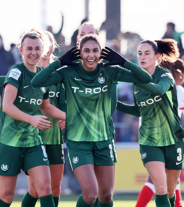 Wolfsburgs Cora Zicai jubelt nach ihrem Treffer zum 1:0 gegen Leipzig.