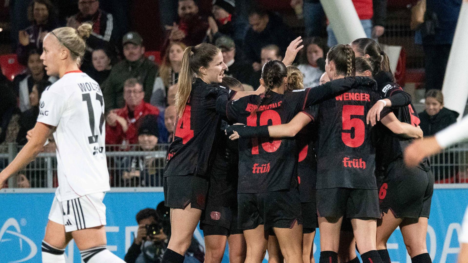 Die Leverkusen-Spielerinnen bejubeln den 2:1-Sieg gegen Frankfurt
