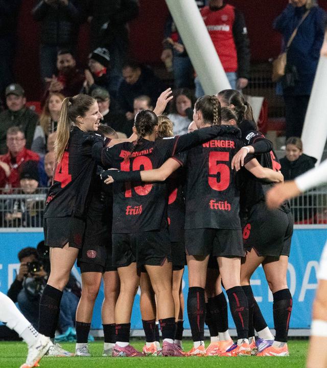 Die Leverkusen-Spielerinnen bejubeln den 2:1-Sieg gegen Frankfurt