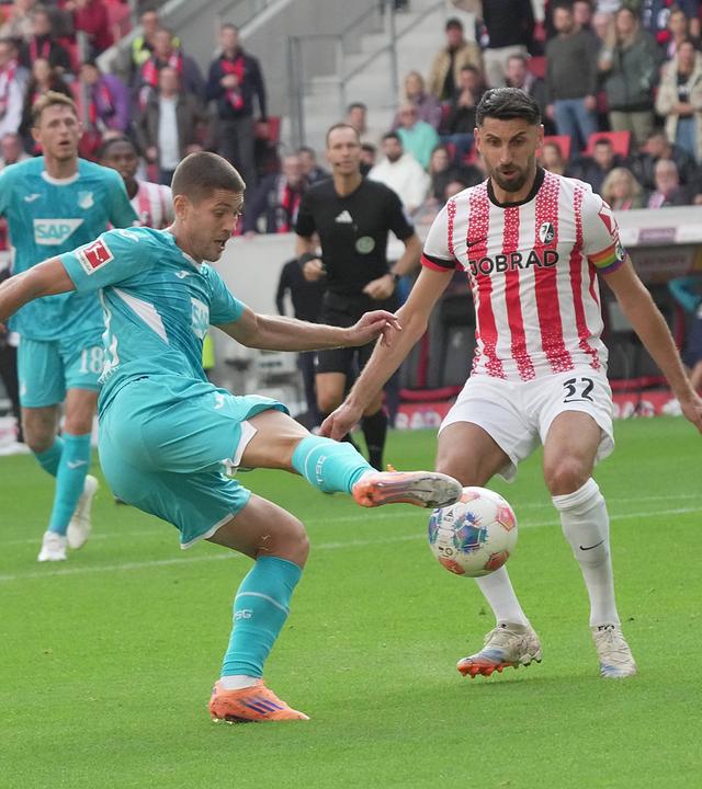 Hoffenheims Andrej Kramaric in Aktion gegen Freiburgs Vincenzo Grifo.