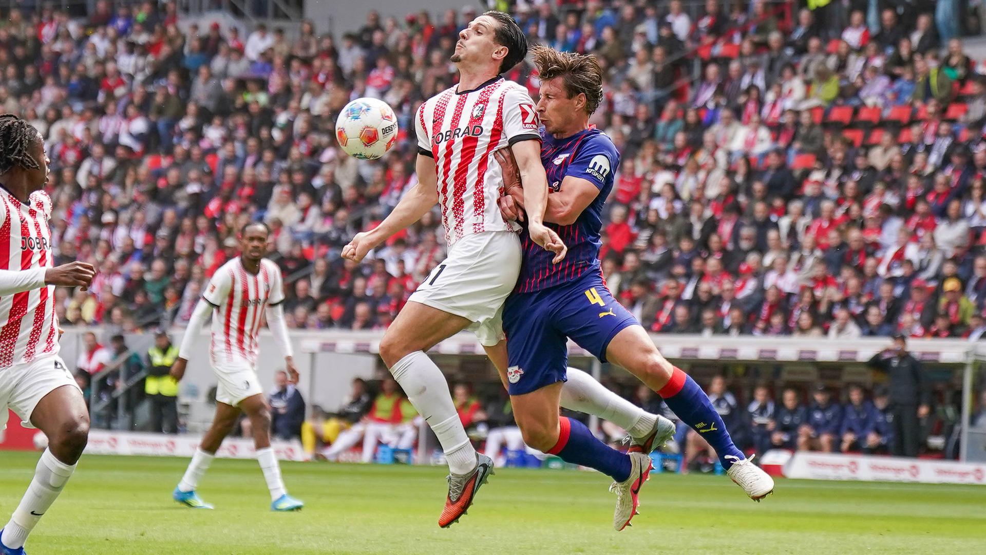 Igor Matanovic (SC Freiburg, 31) und Willi Orban (RB Leipzig, 4) im Zweikampf am 16.05.2026 in Freiburg.