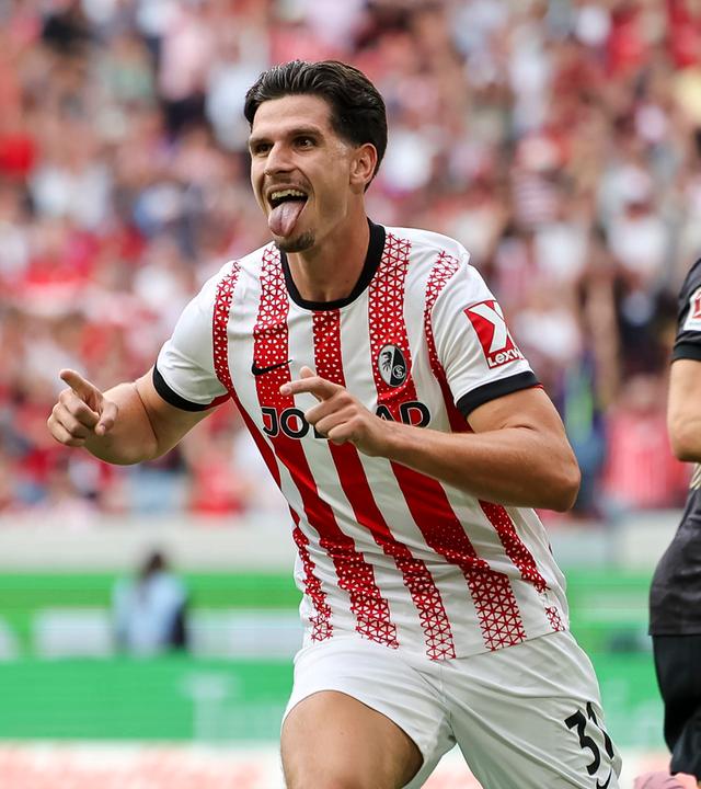 Freiburgs Igor Matanovic jubelt nach seinem Tor gegen den VfB Stuttgart.