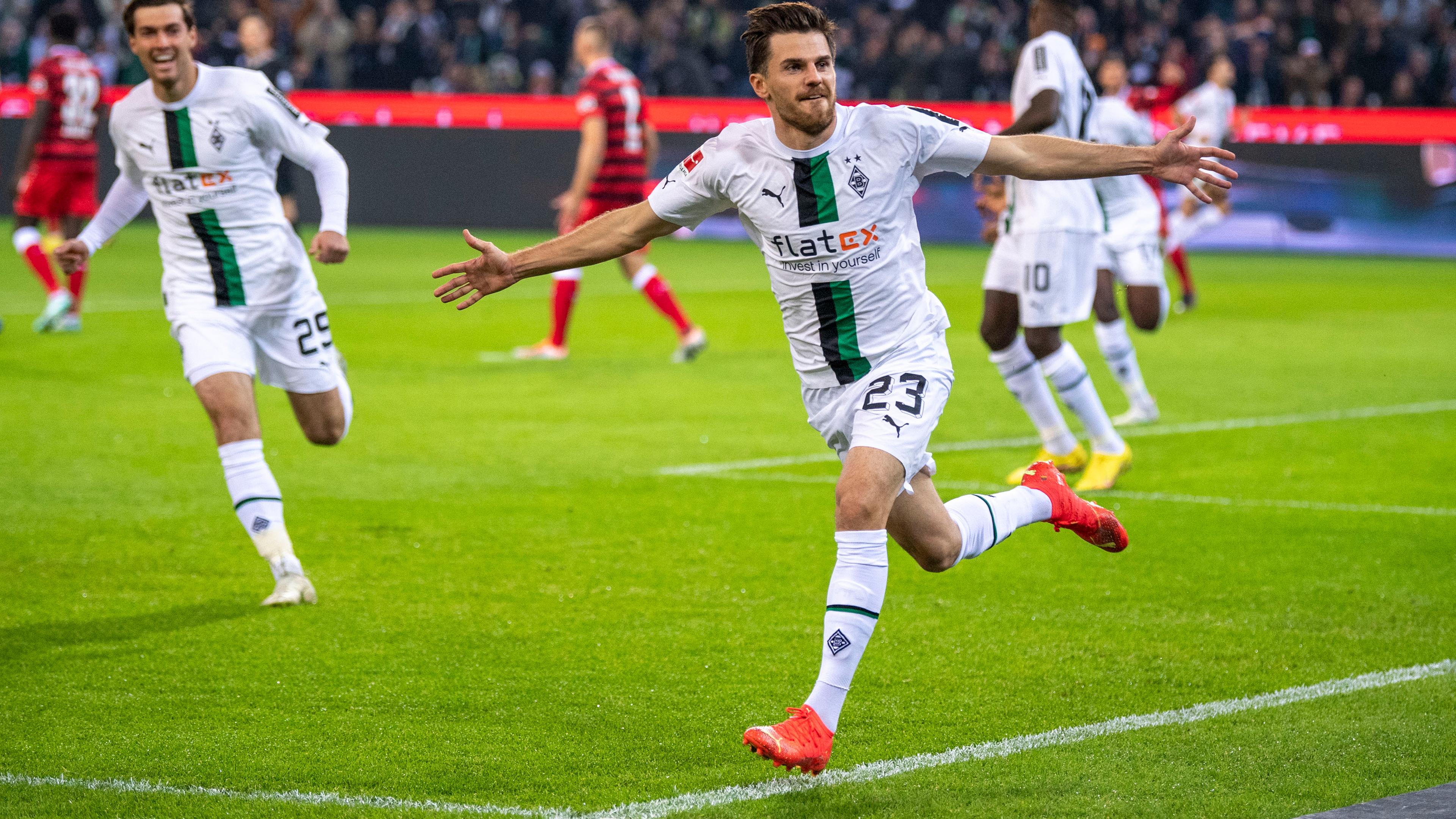 Gladbachs Jonas Hofmann jubelt nach seinem Tor im Spiel gegen Stuttgart