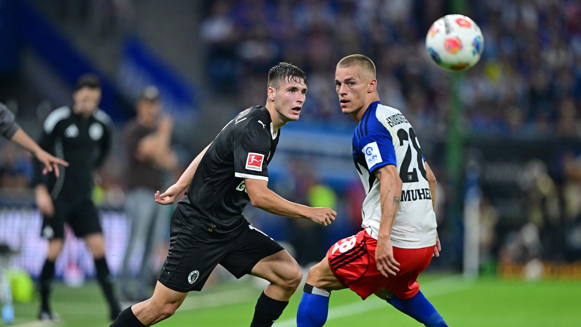 St. Paulis Arkadiusz Pyrka und Hamburgs Miro Muheim in Aktion.