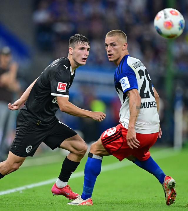 St. Paulis Arkadiusz Pyrka und Hamburgs Miro Muheim in Aktion.