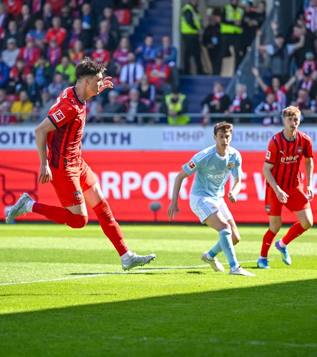 Mathias Honsak (1. FC Heidenheim 1846) mit dem Torschuss zum 1:0 am 11.04.2026 in Heidenheim.