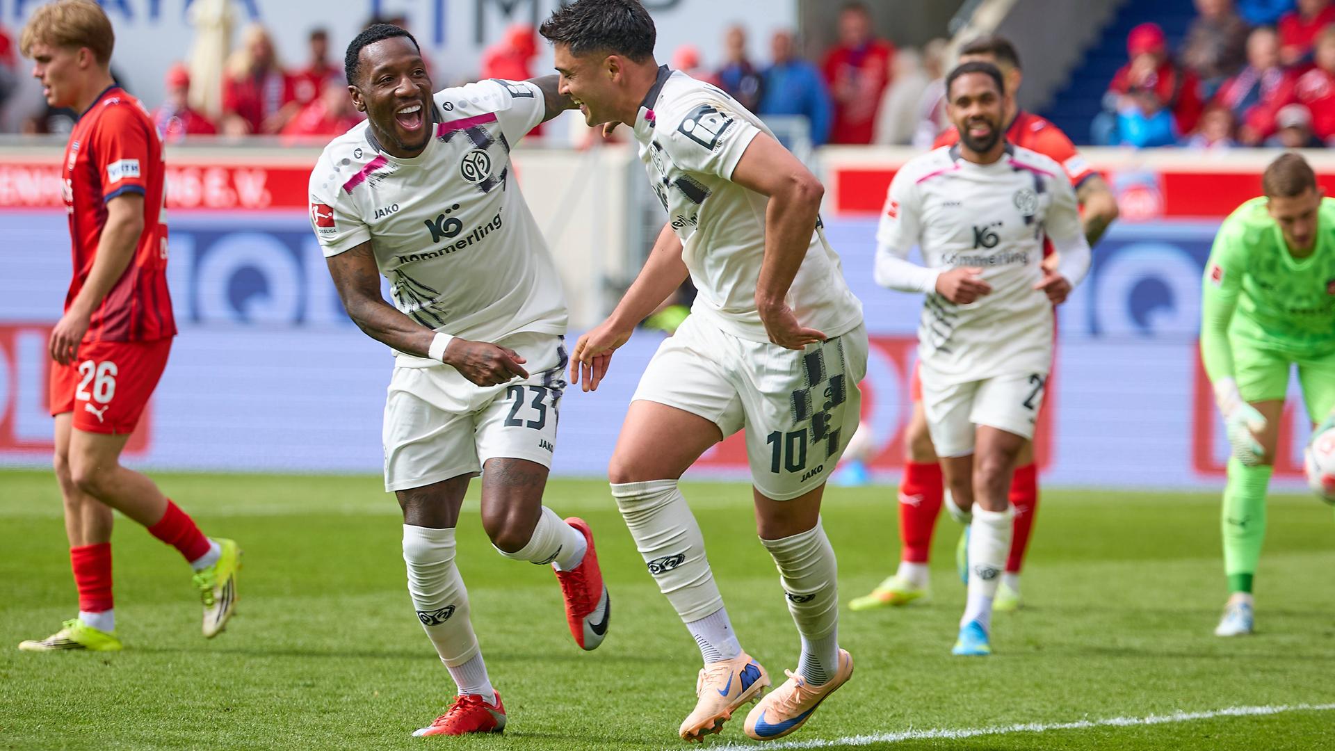 Jubel über den Treffer zum 0:2 bei Sheraldo Becker (1. FSV Mainz 05, 23) und Nadiem Amiri (1. FSV Mainz 05, 10) am 16.05.2026 in Heidenheim.