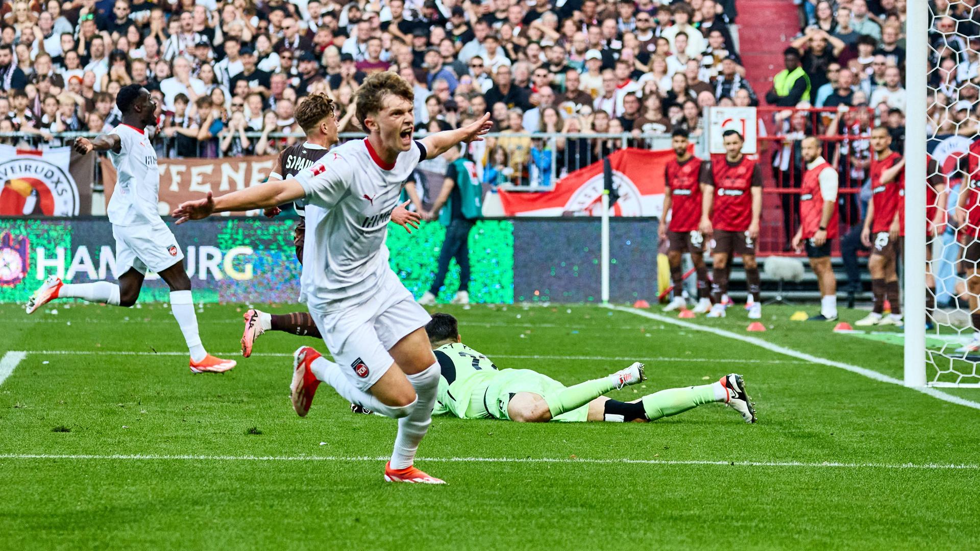 Paul Wanner vom FC heidenheim bejubelt sein Tor zum 1:0 gegen St. Pauli.