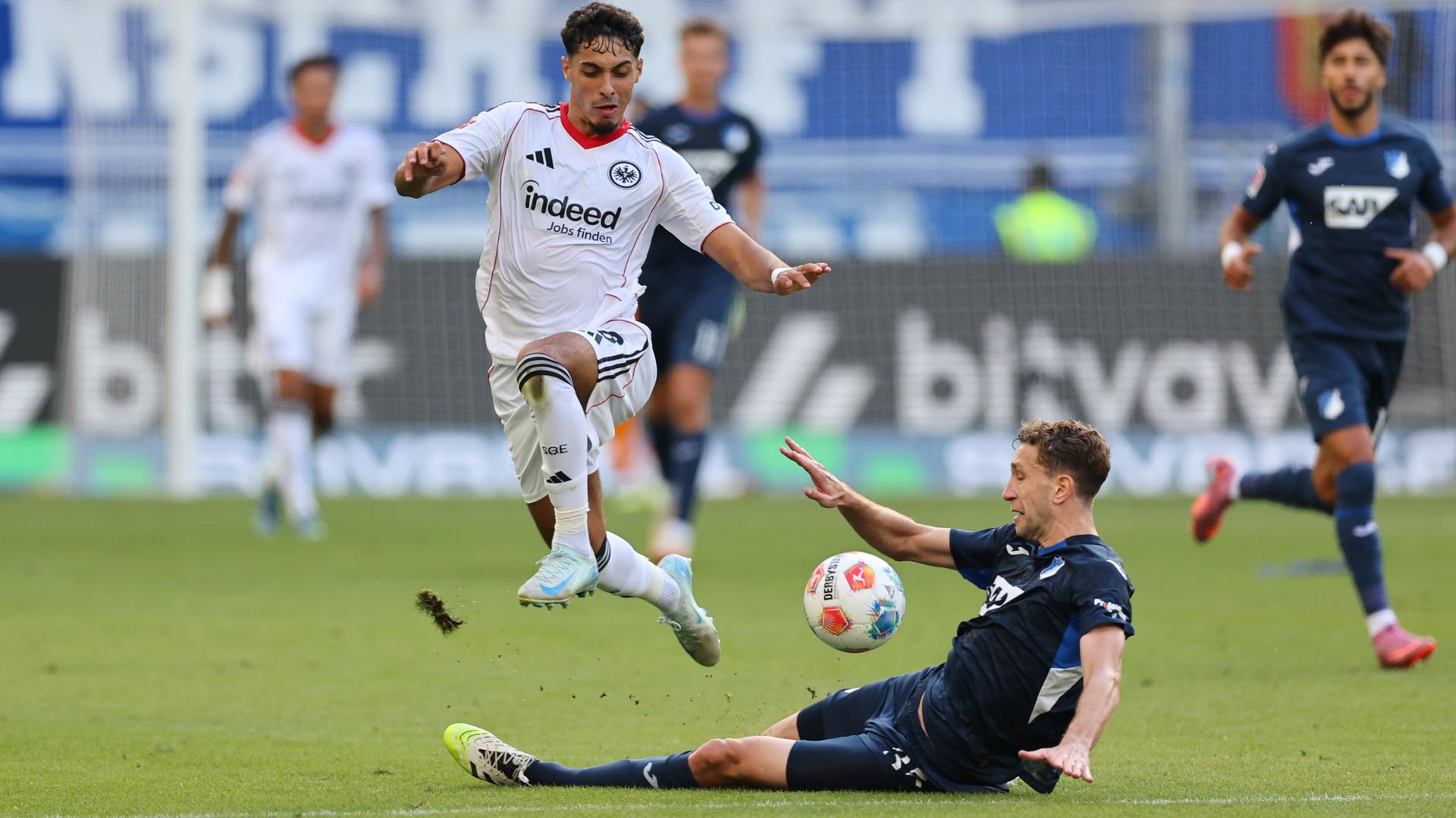 Fares Chaibi von Eintracht Frankfurt kämpft um den Ball mit Hoffenheims Arthur Chavas.