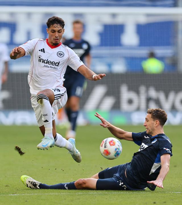 Fares Chaibi von Eintracht Frankfurt kämpft um den Ball mit Hoffenheims Arthur Chavas.