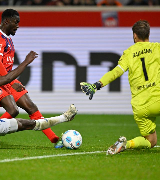 Heidenheims Sirlod Contehs Torchance wird durch Hoffenheims Torwart Oliver Baumann verhindert.