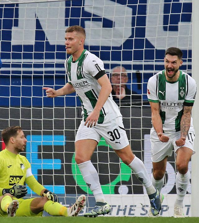 Mönchengladbachs Nico Elvedi und Tim Kleindienst jubeln nach dem 1:0 Tor von Philipp Sander.