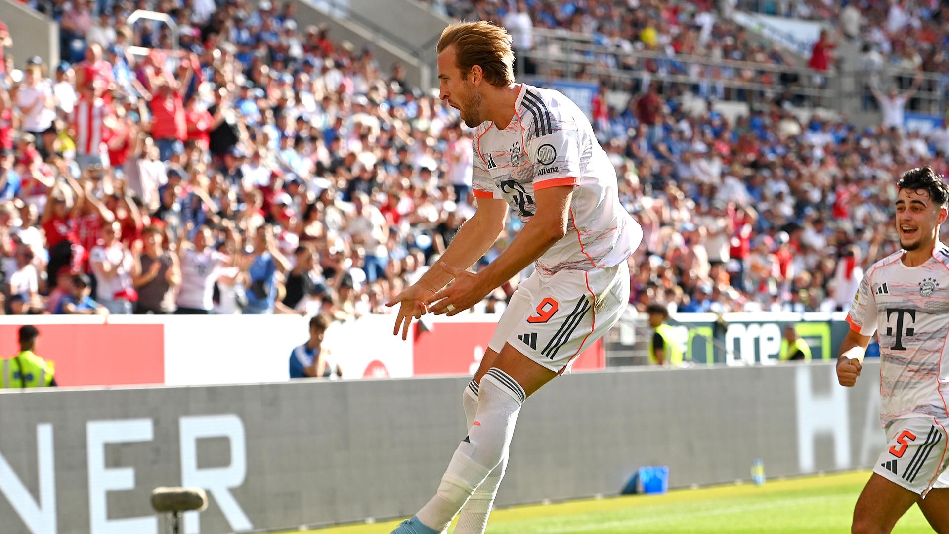 Bayern Münchens Harry Kane jubelt nach seinem Tor zum 1:0  gegen Hoffenheim.