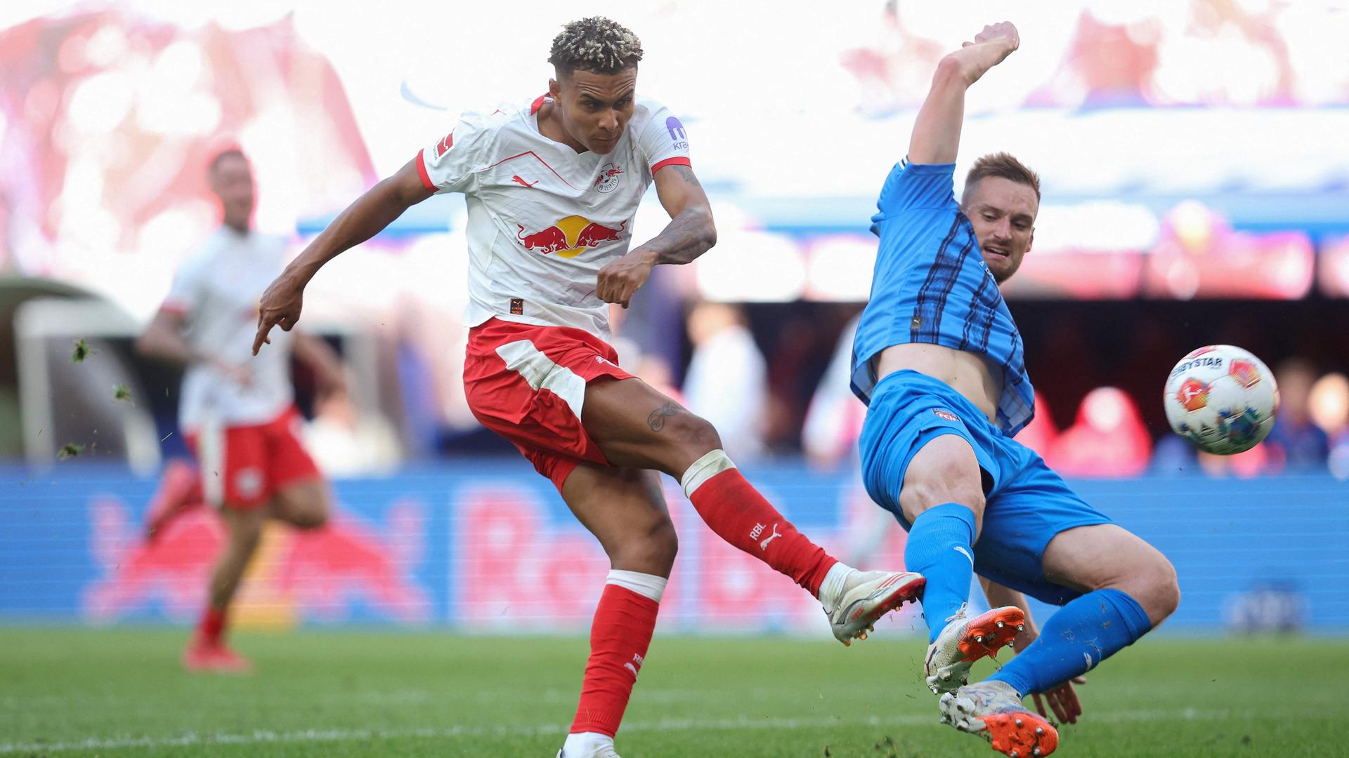 Leipzigs Antonio Nusa und Heidenheims Patrick Mainka im Zweikampf um den Ball.