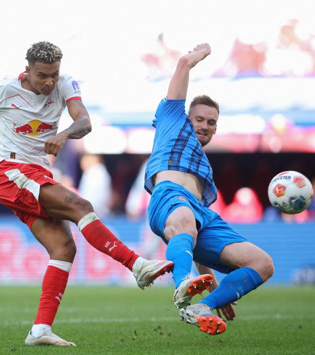 Leipzigs Antonio Nusa und Heidenheims Patrick Mainka im Zweikampf um den Ball.