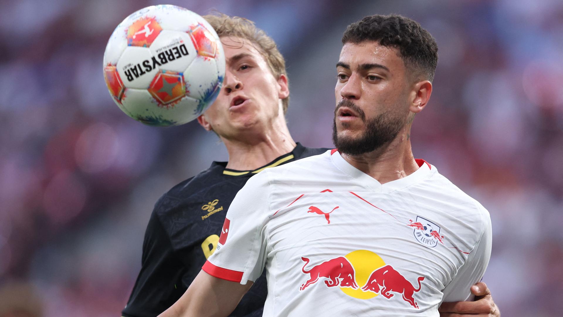 Kölns Timo Hübers und Leipzigs Romulo Cardoso kämpfen um den Ball.