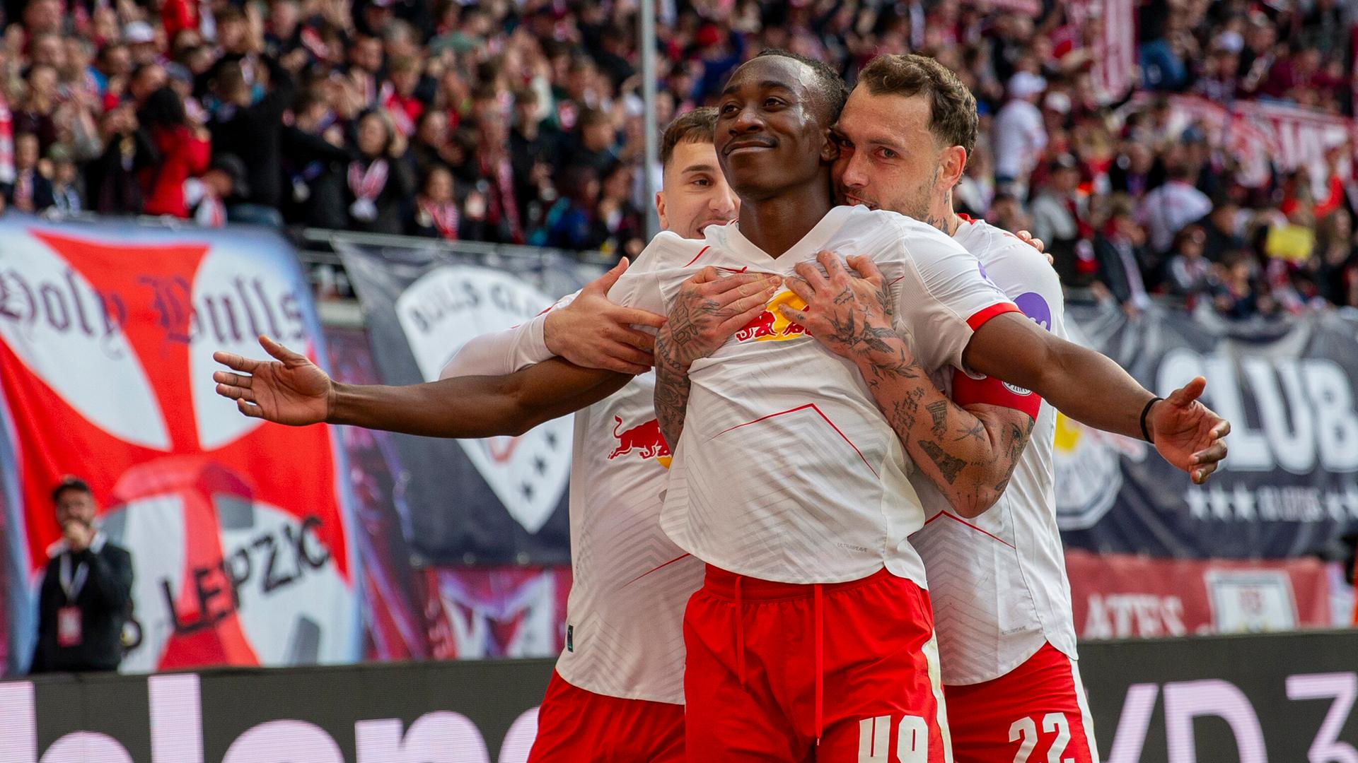 Yan Diomande jubelt über sein Tor mit Brajan Gruda und David Raum am 11.04.2026 in der Red-Bull Arena in Leipzig.