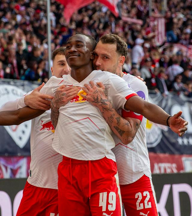 Yan Diomande jubelt über sein Tor mit Brajan Gruda und David Raum am 11.04.2026 in der Red-Bull Arena in Leipzig.