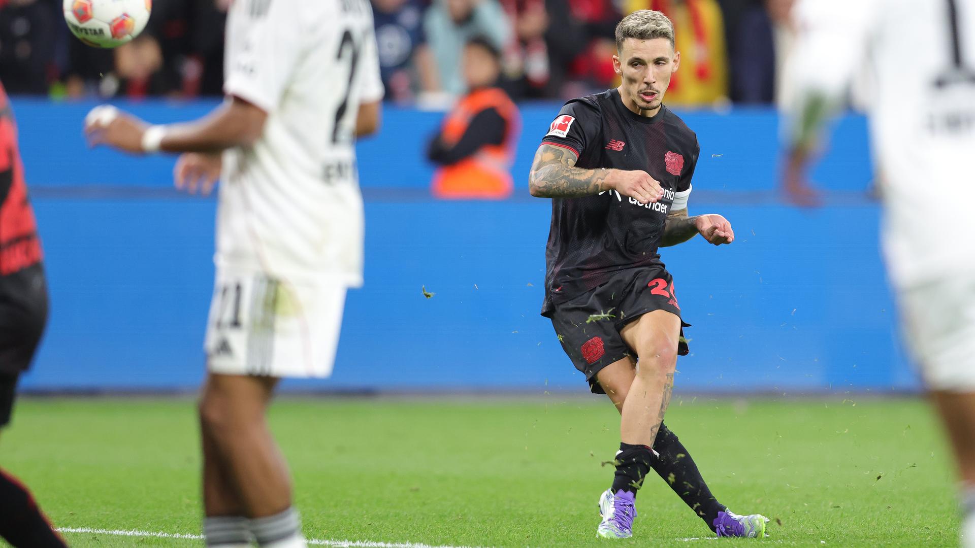 Leverkusens Alejandro Grimaldo schießt das Tor zum 3:1 gegen die Eintracht Frankfurt.