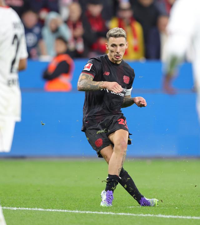 Leverkusens Alejandro Grimaldo schießt das Tor zum 3:1 gegen die Eintracht Frankfurt.