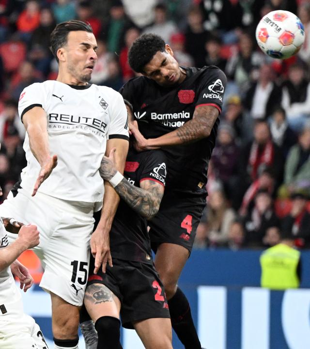 Gladbachs Haris Tabakovic erzielt das Ausgleichstor zum 1:1 gegen Leverkusen.