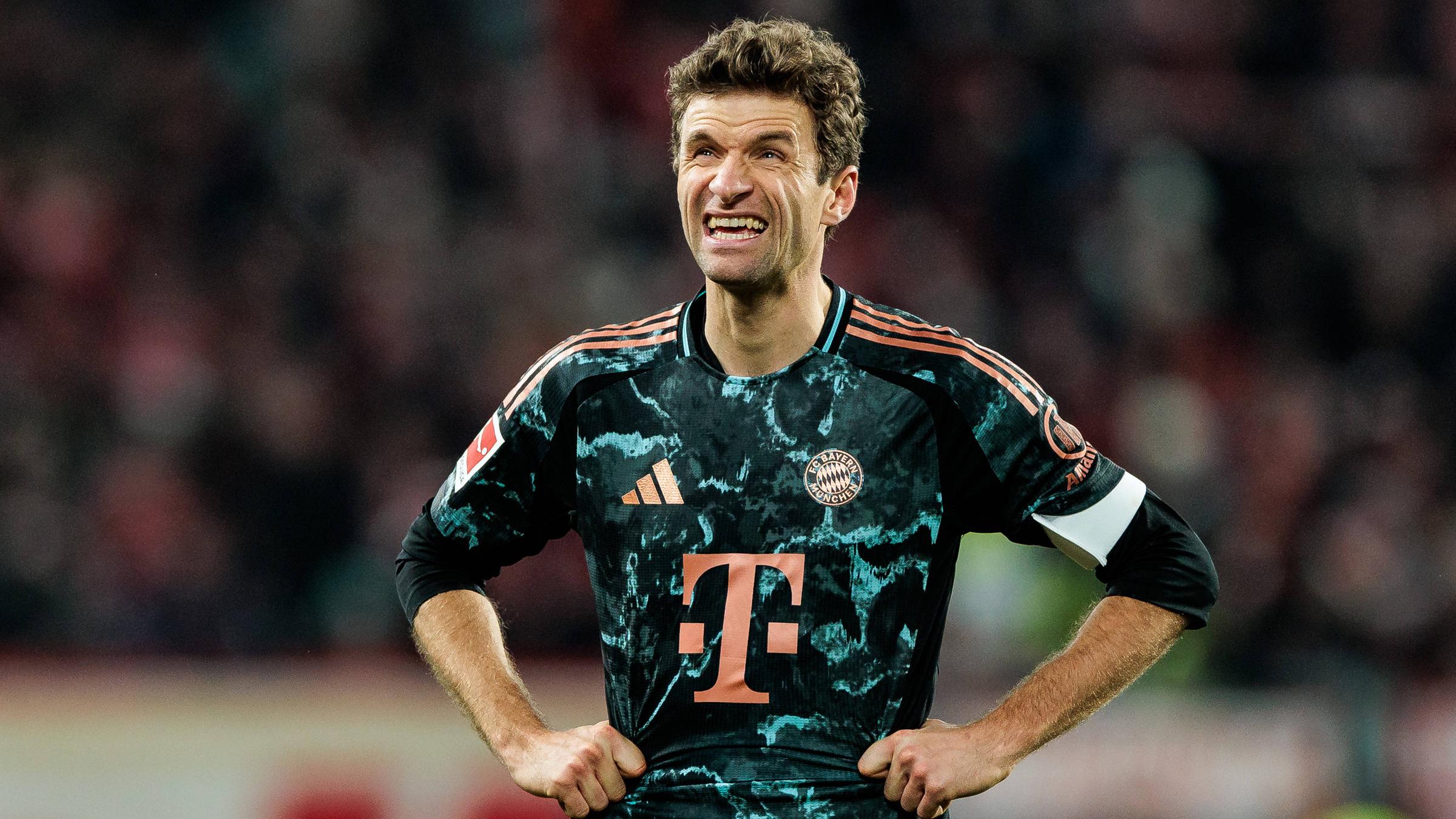 Thomas Müller läuft enttäuscht über den Platz nach der Niederlage gegen Mainz 05.