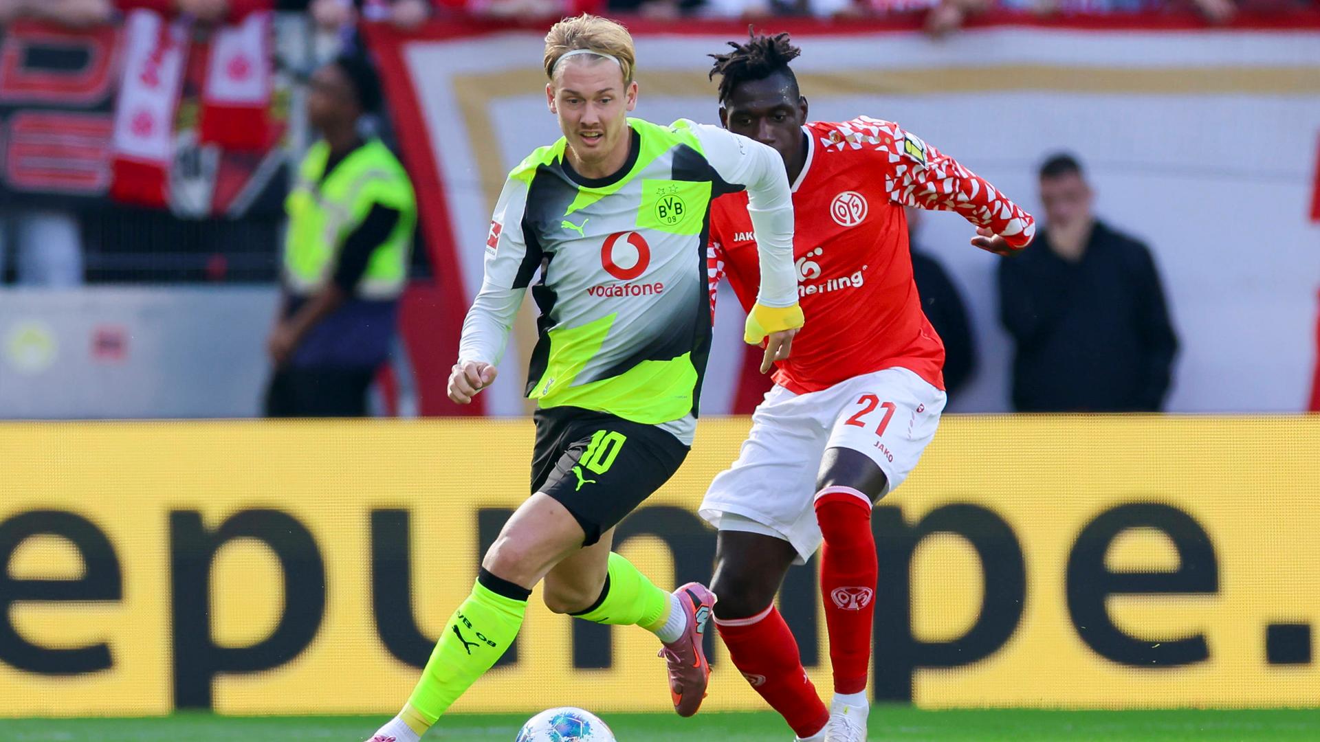 Dortmunds Julian Brandt und Danny da Costa von Mainz 05 kämpfen um den Ball.